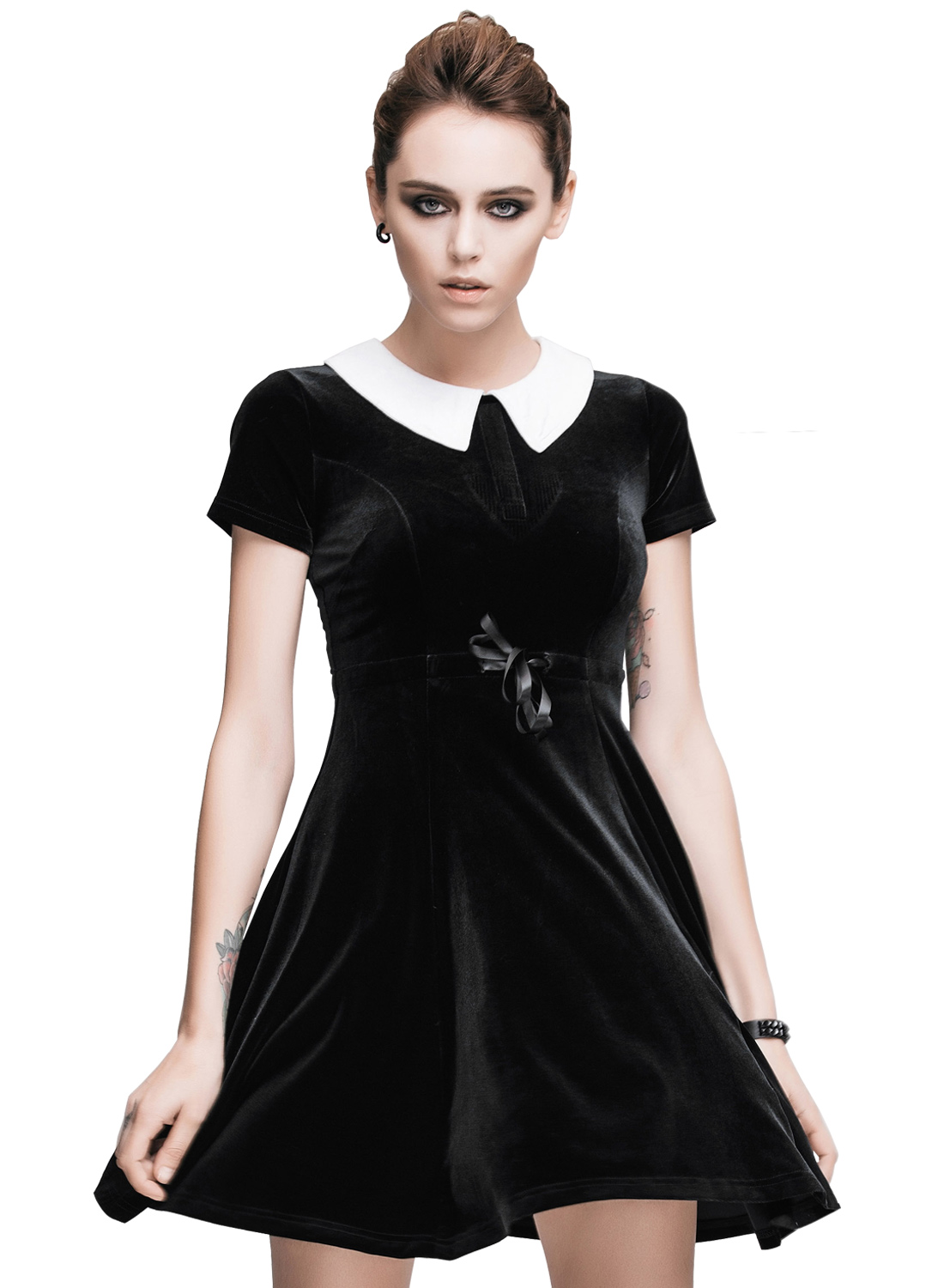 Wednsday, Klänning från Restless 'N' Wild. En fantastiskt vacker klänning tillverkad i stretchig sammet med vit krage och dragkedja i ryggen. Sidenband i midjan för bättre passform.